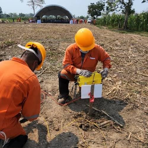Equipo de ARIZ Proyectos revisando planos sobre un terreno durante la evaluación de un lote